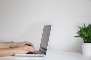 Leia mais sobre o artigo Sem luz e internet e empresa quer cobrar por serviço que não entrega