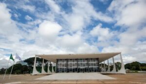 Leia mais sobre o artigo Moraes vota por Zambelli pegar 10 anos de prisão por invasão ao CNJ
