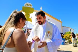 Leia mais sobre o artigo Em Rio de Contas, governador participa de missa campal de Corpus Christi