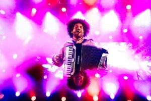 Leia mais sobre o artigo Mestrinho comanda o início da noite no Largo do Pelourinho neste sábado