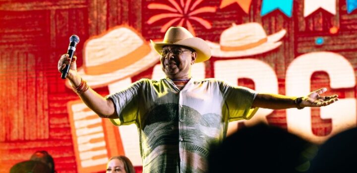 Com 40 anos de trajetória na música, Virgílio embala noite no Largo do Pelourinho