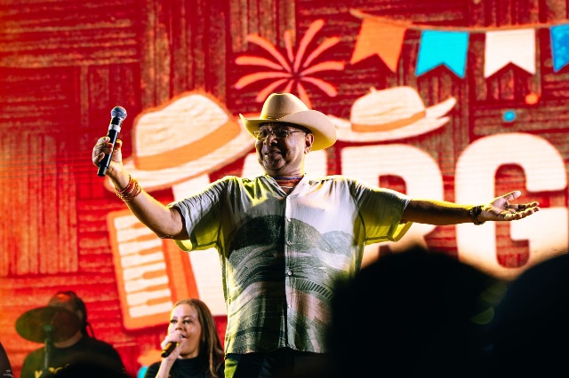 Você está visualizando atualmente Com 40 anos de trajetória na música, Virgílio embala noite no Largo do Pelourinho