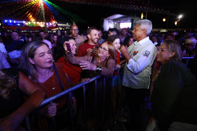 Você está visualizando atualmente Jerônimo Rodrigues acompanha o São João de Livramento de Nossa Senhora