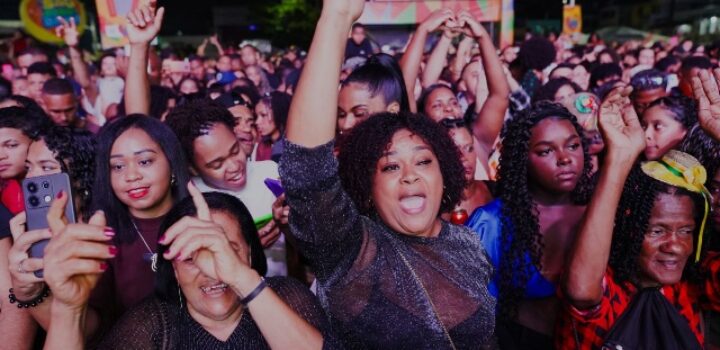 Solange Almeida arrasta multidão em Paripe e celebra São João na comunidade
