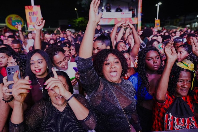 Solange Almeida arrasta multidão em Paripe e celebra São João na comunidade