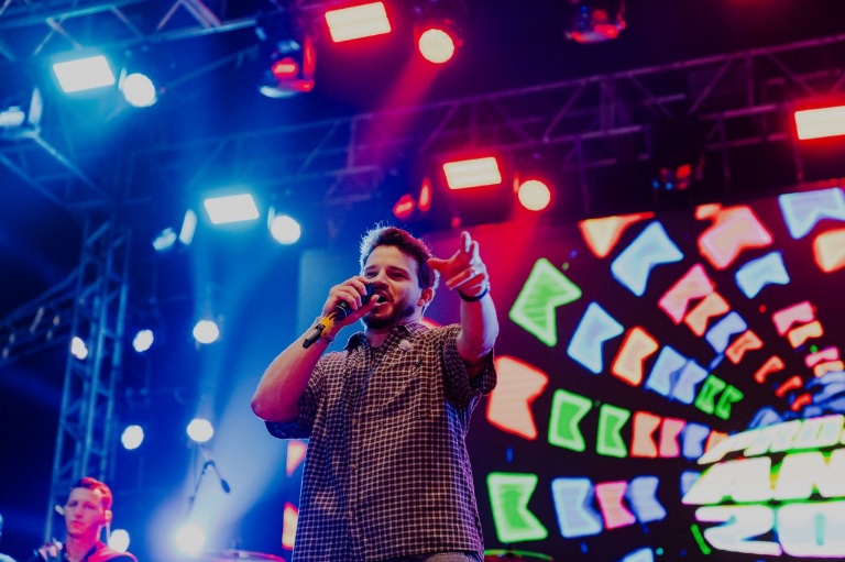 Matheus Fernandes agita o público no São João de Paripe