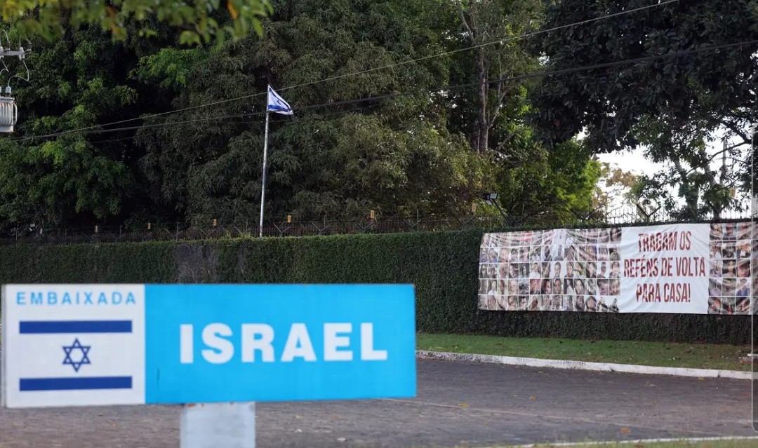 Você está visualizando atualmente Israel fecha embaixadas ao redor do mundo após atacar Irã