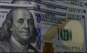 Leia mais sobre o artigo Dólar sobe para R$ 5,55 com votação do decreto do IOF