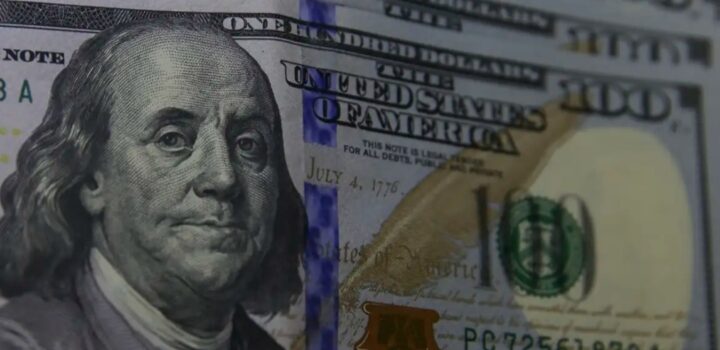 Dólar sobe para R$ 5,55 com votação do decreto do IOF