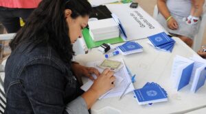 Leia mais sobre o artigo Taxa de desocupação recua e emprego com carteira bate recorde no trimestre