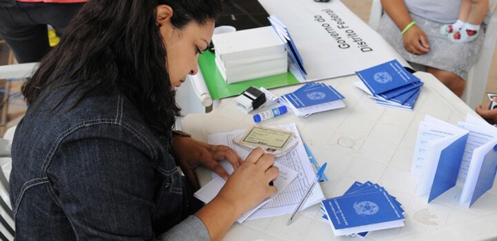 Taxa de desocupação recua e emprego com carteira bate recorde no trimestre