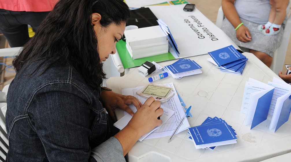 Taxa de desocupação recua e emprego com carteira bate recorde no trimestre