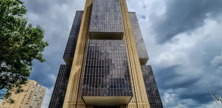 Copom eleva juros básicos da economia para 15% ao ano