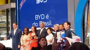 Leia mais sobre o artigo BYD apresenta carro 100% elétrico brasileiro em inauguração de fábrica