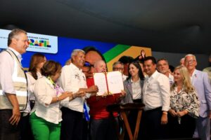 Leia mais sobre o artigo Em Juazeiro, governador acompanha presidente Lula em anuncio do novo PAC Seleções