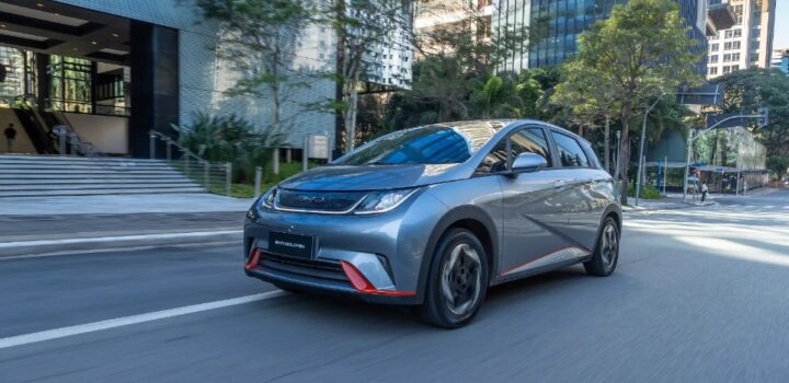 BYD Dolphin completa dois anos cheio de novidades