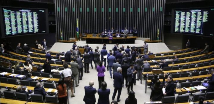 Decisão do STF sobre decreto do IOF provoca debate entre governo e oposição no Plenário da Câmara