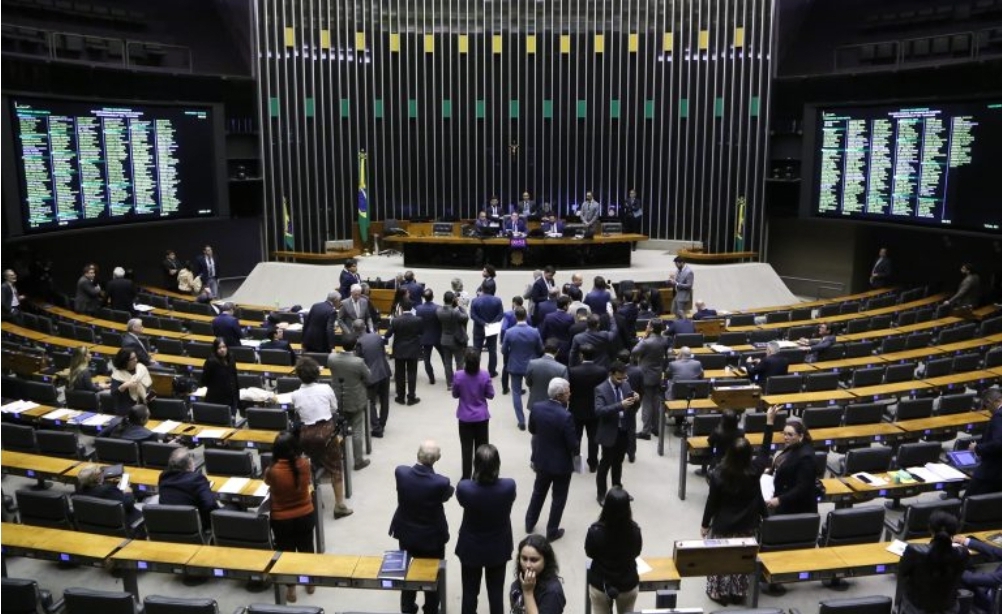 Você está visualizando atualmente Decisão do STF sobre decreto do IOF provoca debate entre governo e oposição no Plenário da Câmara