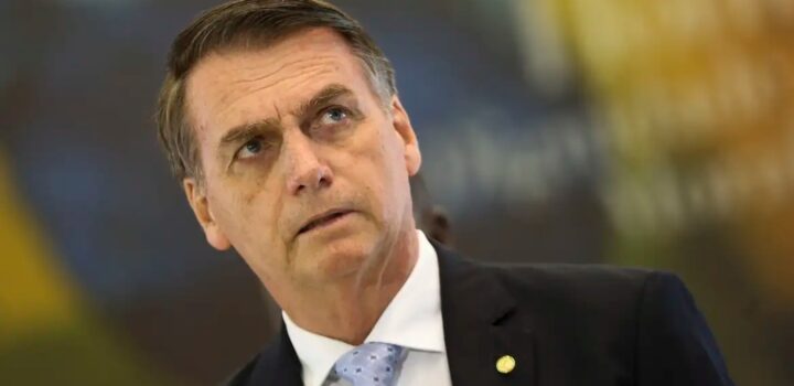 PF cumpre mandados na casa de Jair Bolsonaro, que usará tornozeleira
