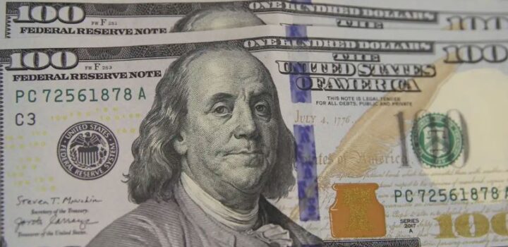 Bolsa bate recorde, e dólar cai para menor valor em mais de um ano