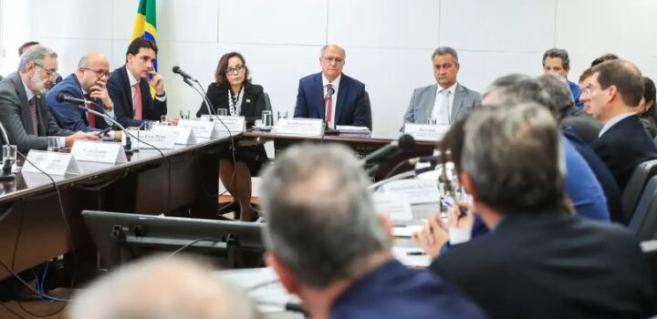 Governo busca negociação com EUA e pede apoio de empresários