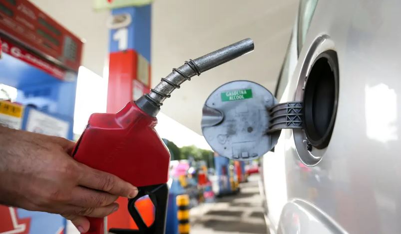 Combustível: governo prevê queda de preço se petróleo mantiver cotação
