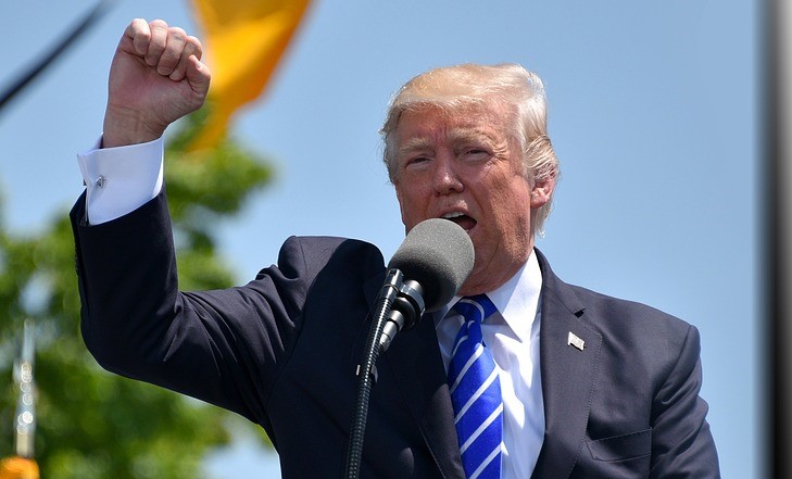 Tarifaço de Trump deixa de fora aviões, minérios e suco de laranja
