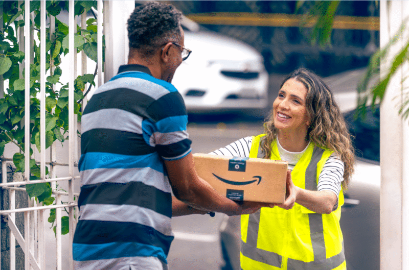 Amazon celebra marca de 200 polos logísticos no Brasil e amplia programas para entregas rápidas pelo país