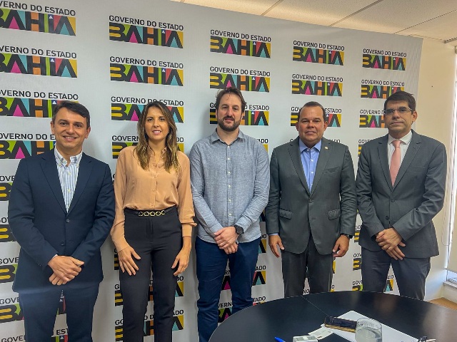 Você está visualizando atualmente Vice-governador se reúne com empresa de agua de coco para tratar da taxação