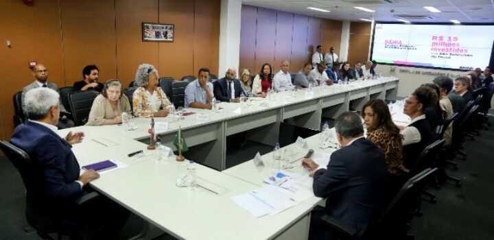 Governador recebe prefeita de São Sebastião do Passé e entrega equipamentos