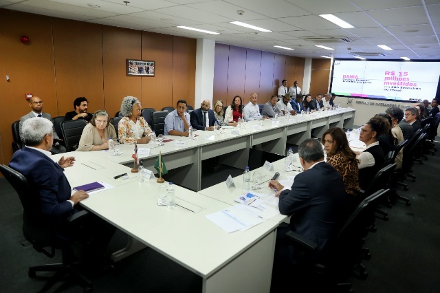 Você está visualizando atualmente Governador recebe prefeita de São Sebastião do Passé e entrega equipamentos