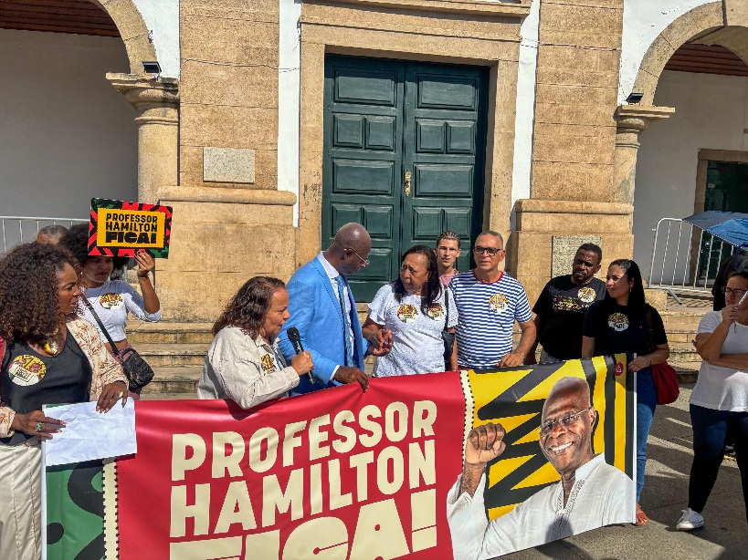 Líder da oposição na Câmara participa de ato em apoio ao mandato de Hamilton