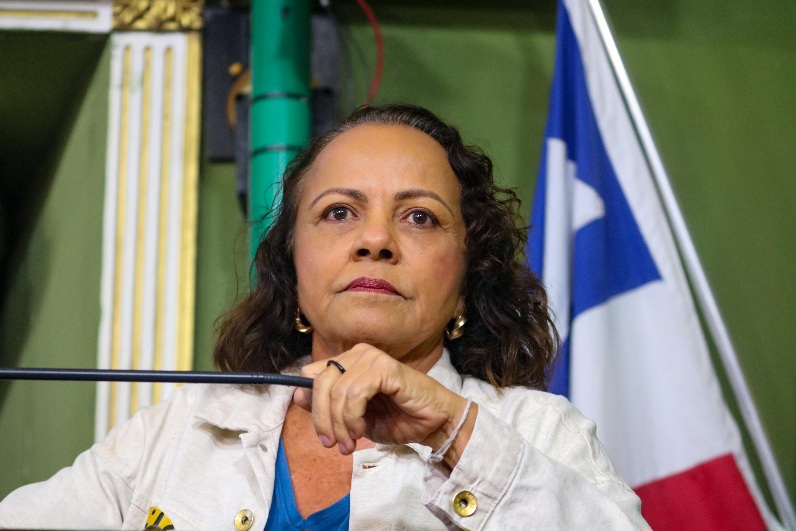 Aladilce pede rigor na apuração de caso triplo de feminicídio