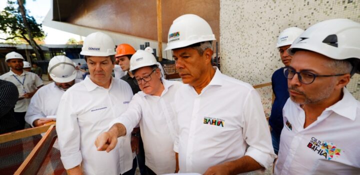Governador Jerônimo Rodrigues visita obras do Teatro Castro Alves