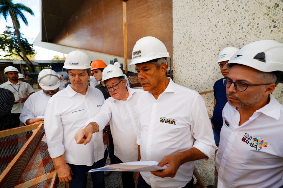 Governador Jerônimo Rodrigues visita obras do Teatro Castro Alves