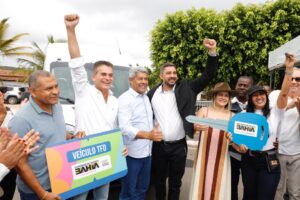 Leia mais sobre o artigo Em Ibiquera, Governador participa de vaquejada e entrega equipamentos