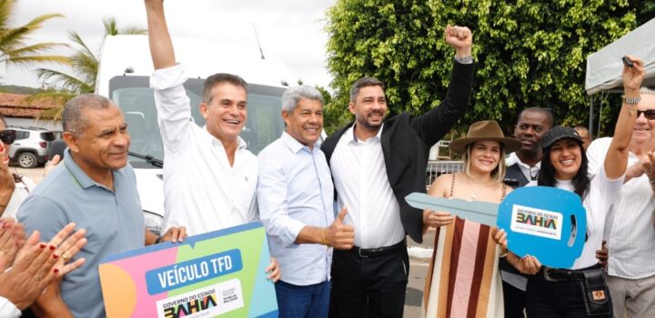 Em Ibiquera, Governador participa de vaquejada e entrega equipamentos