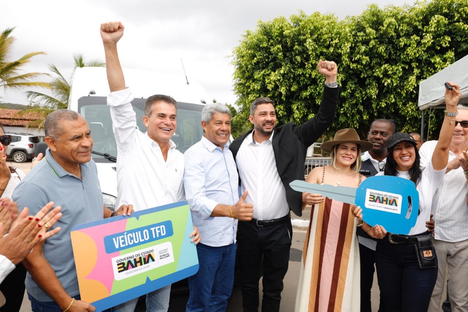 Você está visualizando atualmente Em Ibiquera, Governador participa de vaquejada e entrega equipamentos