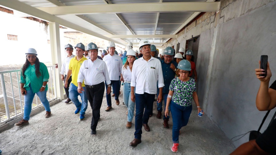 No Dia do Feirante, governador visita obras da Feira de São Joaquim