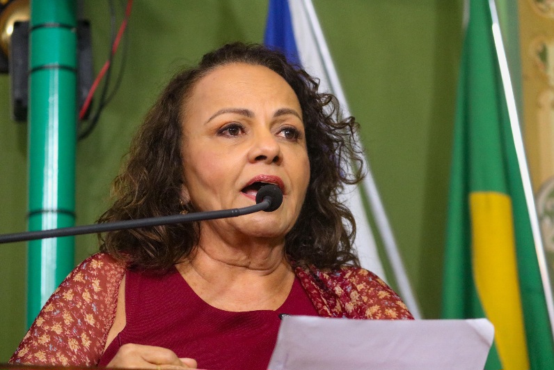 Você está visualizando atualmente Aladilce diz que “empréstimo para pagar empréstimo é cheque em branco”