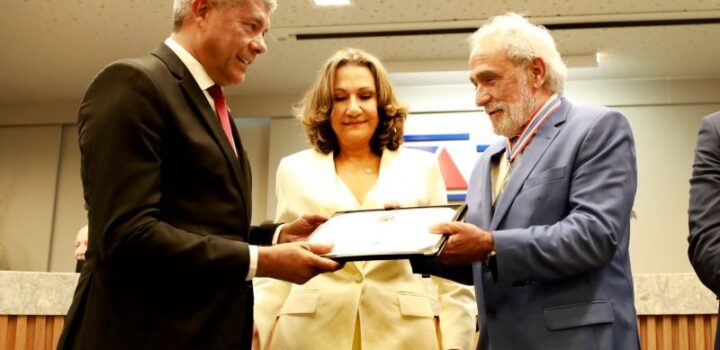 No TCE, Jerônimo Rodrigues prestigia entrega de medalha ao mérito ao conselheiro Antonio Honorato