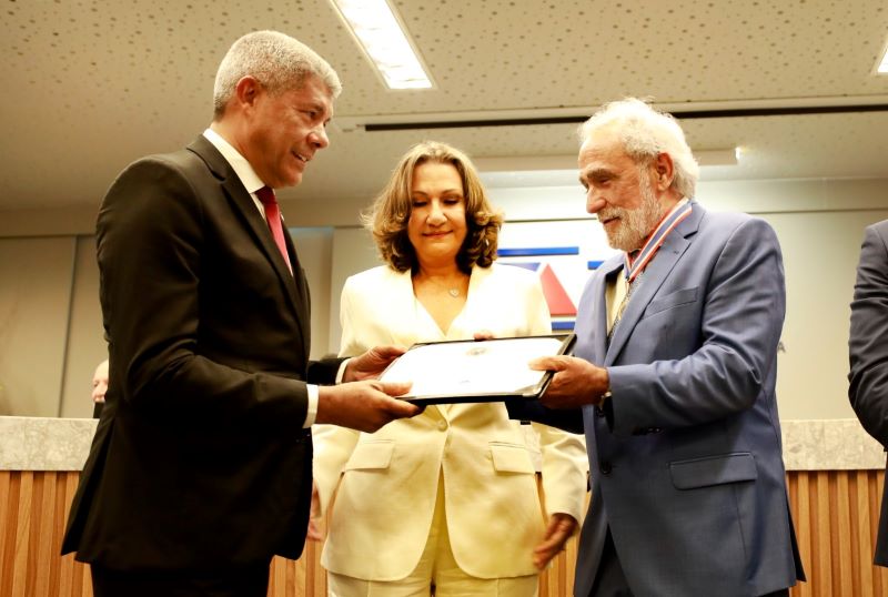 Você está visualizando atualmente No TCE, Jerônimo Rodrigues prestigia entrega de medalha ao mérito ao conselheiro Antonio Honorato