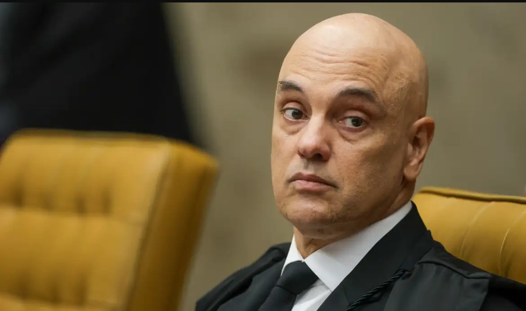 Moraes decreta prisão domiciliar de Bolsonaro