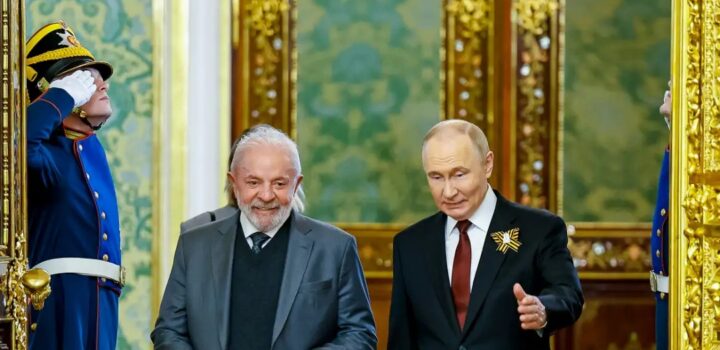 Presidente da Rússia, Vladimir Putin, conversa por telefone com presidente Lula
