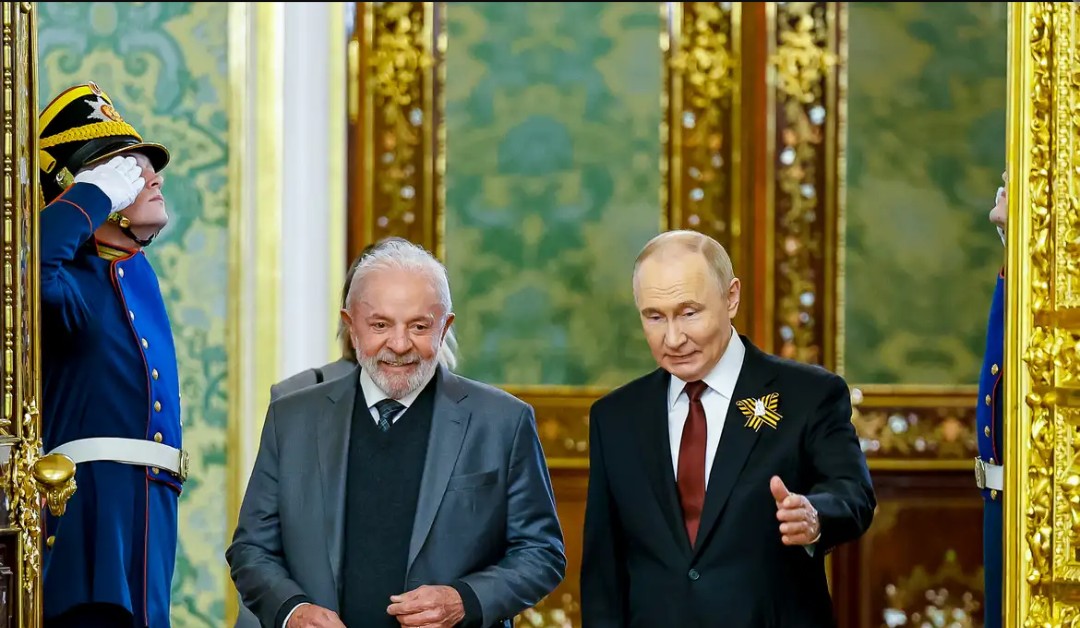 Presidente da Rússia, Vladimir Putin, conversa por telefone com presidente Lula