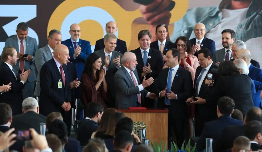 Lula assina decreto da TV 3.0 e novo sistema começa em 2026