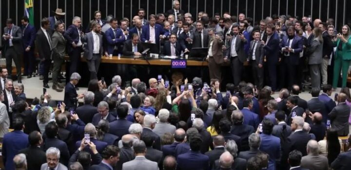 Após ocupação de Plenário, Hugo Motta abre sessão e pede respeito