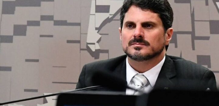 Senador Marcos do Val é levado para colocar tornozeleira eletrônica