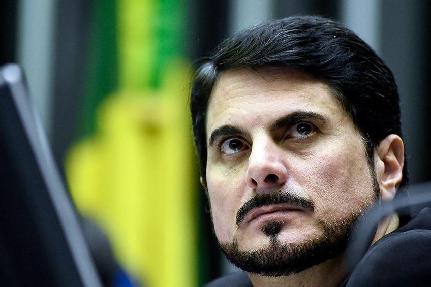 Você está visualizando atualmente Moraes permite que Do Val participe de sessões do Senado além das 19h
