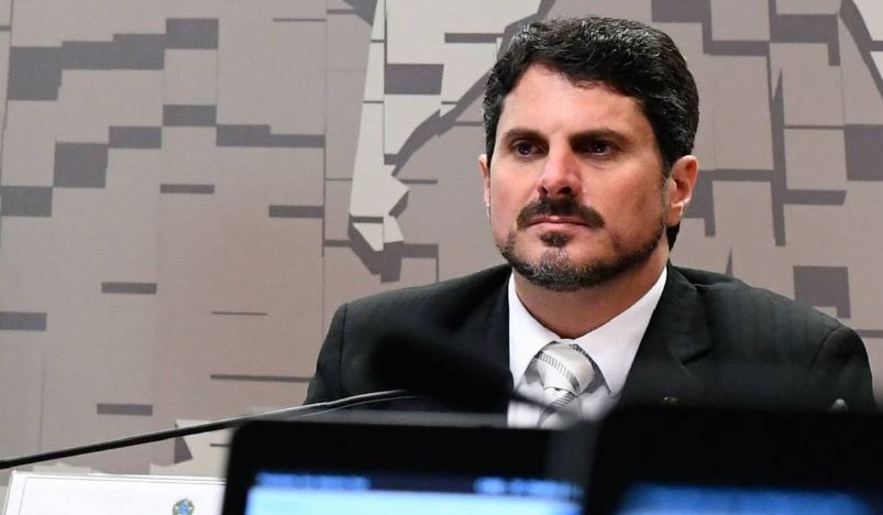Você está visualizando atualmente Senador Marcos do Val é levado para colocar tornozeleira eletrônica